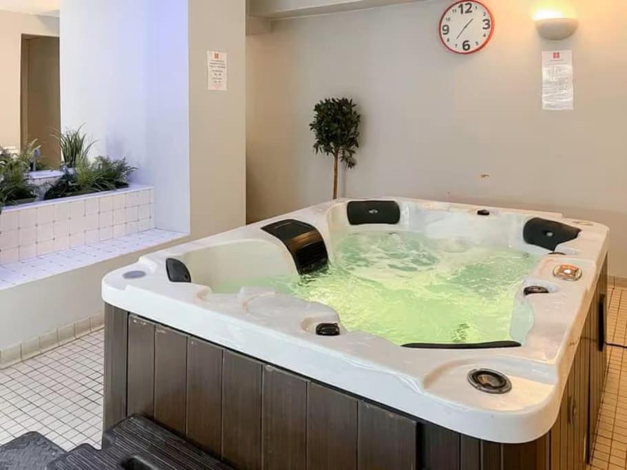 Strathmore Apt Scarborough, Pool, Gym, Parking 외부 사진